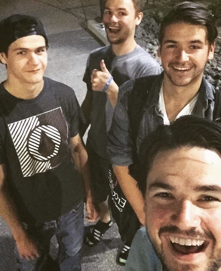 MatthewKiley's tweet photo. #NationalSiblingsDay thankful for all these chumps https://t.co/xUvDlhiFui