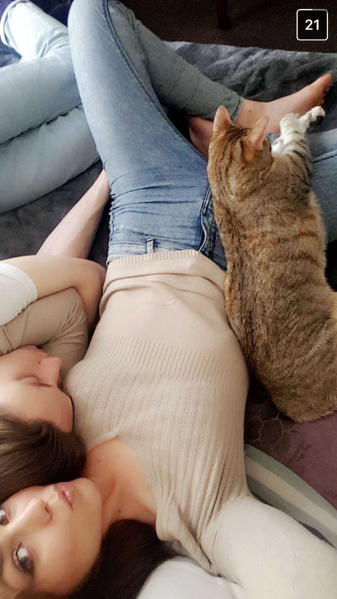 PostDiieM's tweet photo. #SundayMood #MyTwoLovelyHearts #DodoTime ❤ https://t.co/vCQxNFVKFI