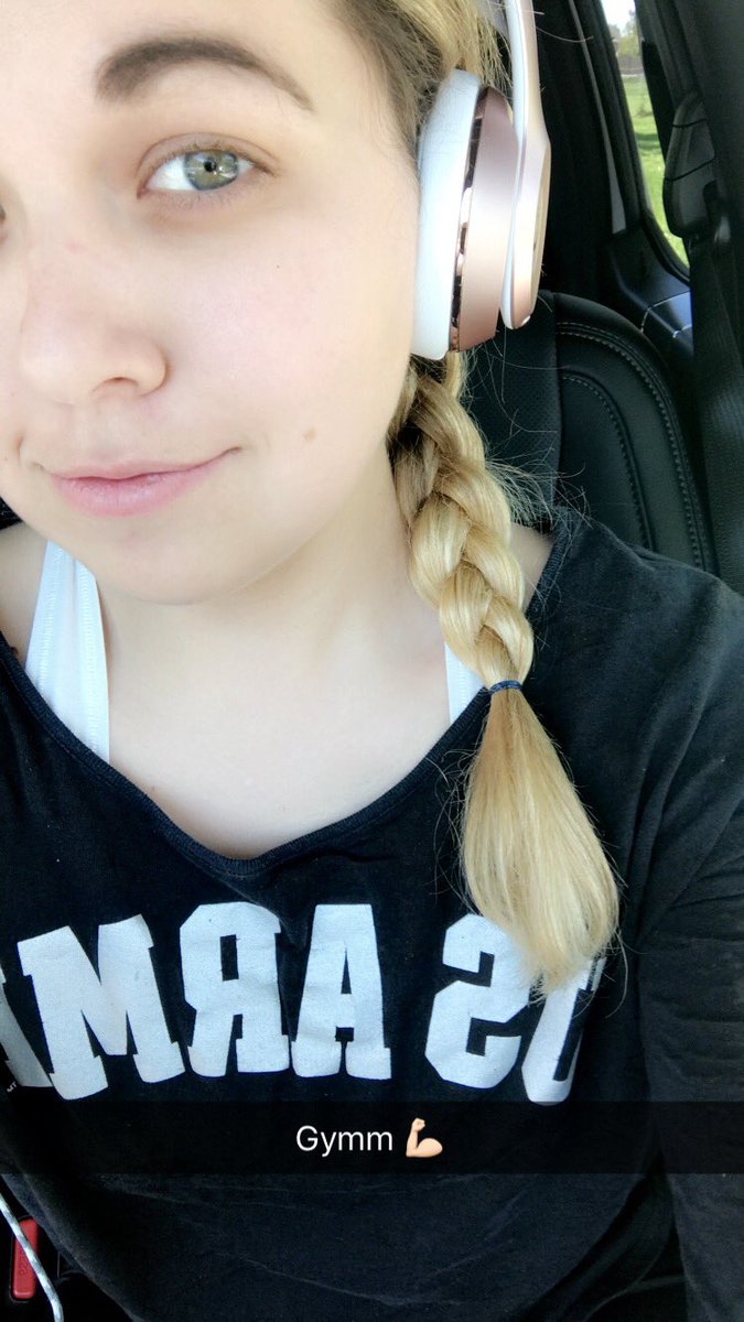 mlynn0720's tweet photo. #Snapchat #gym #fitlife #gettingfit #usa #armyshirt #buildingabody #beats #rosegold #greeneyes https://t.co/WDDHPsNghh