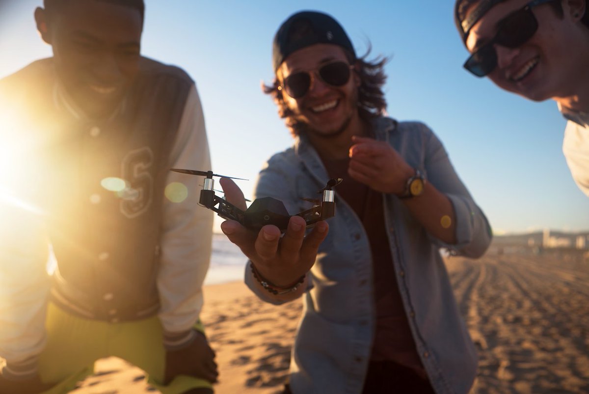 Rejoice! With Kudrone’s instant image transmission, you can send that pic to friends and fam in seconds.