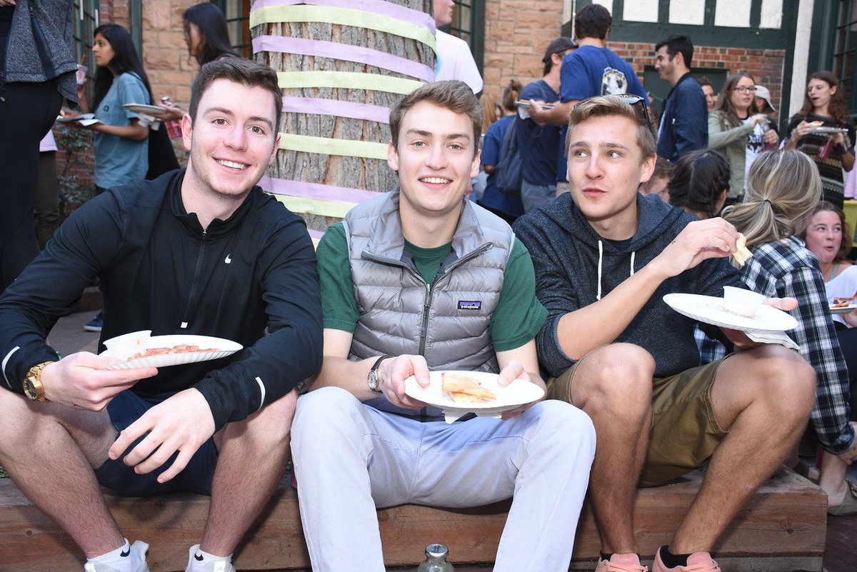 Some much needed de-stressing over at Delta Gamma - Phi last week. Doesn’t get much better than puppies and pizza!