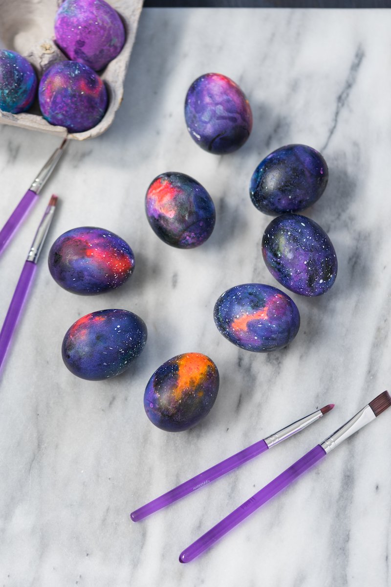 Step-by-step #DIY Galaxy Easter Eggs tutorial. May the force be with you! ow.ly/KS2630aKfiV