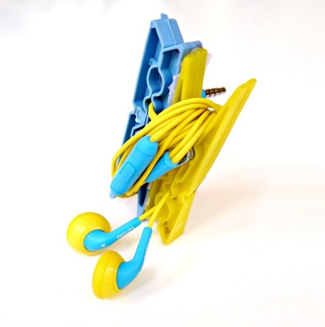 Infocusdesign3D's tweet image. Don't lose your earphone wires using a clothespins to keep them orderly and contained.