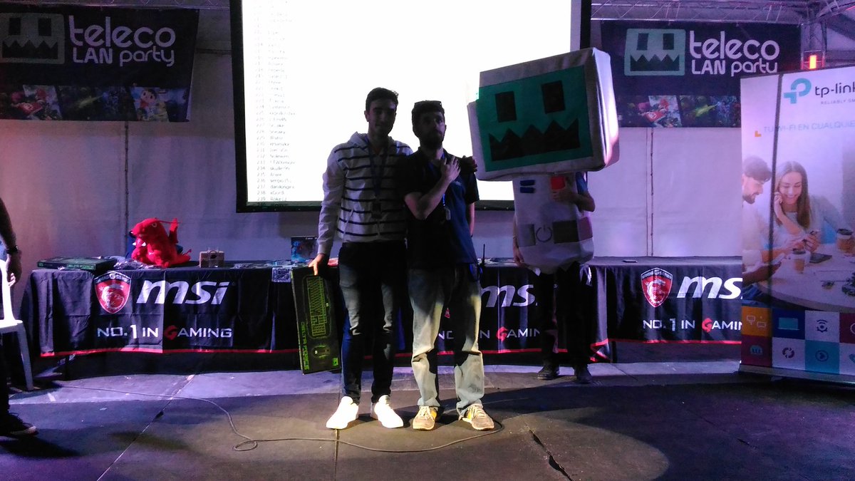 TelecoLANParty's tweet photo. Algunos de los ganadores del sorteo sorpresa hecho para todos los participantes de la #TLP9 #ClausuraTLP9 https://t.co/Q70QjMp61o