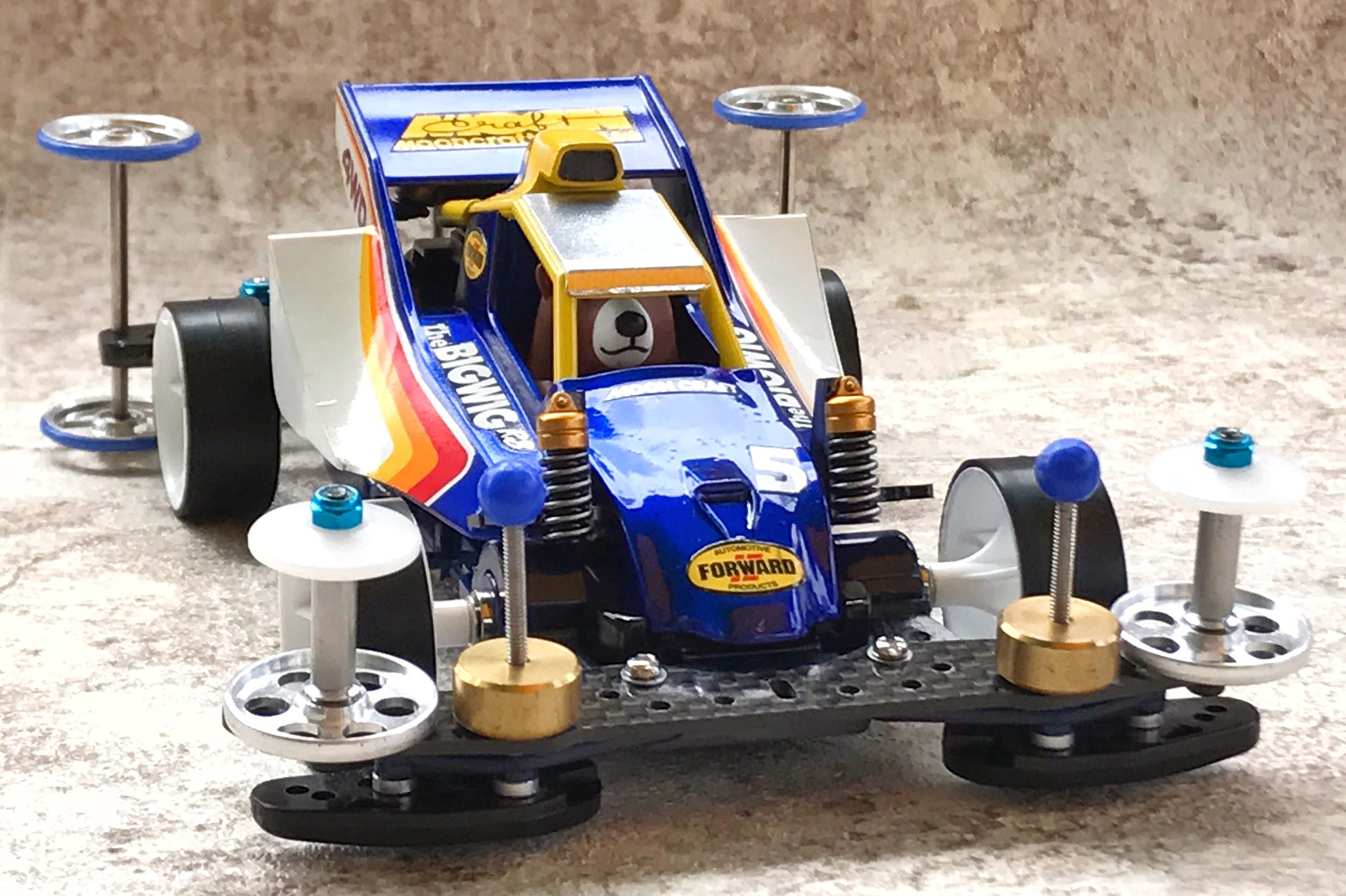 タミヤレーサーミニ四駆ビッグウィッグ、コンカラー、ベアホーク3台セット ミニ四駆】ビッグウィッグRSを製作！TYPE-1シャーシに搭載してみ