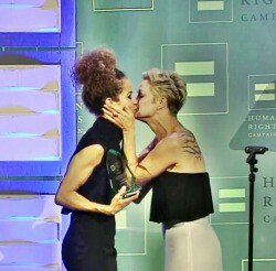 CAPlTU's tweet photo. o que eu quero dnv// o que eu também quero dnv https://t.co/mgQAT3fONg