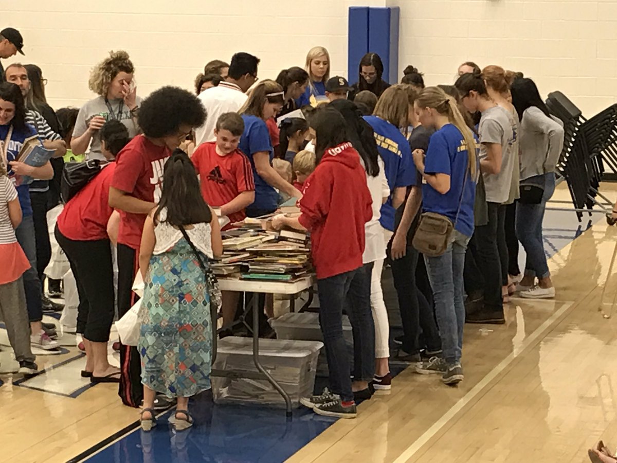 PennyArrington's tweet photo. Books, books, and more books! Elementary students select books to read at home!! #excitedtoread #bosproud @boswellhs @NikaDavis11 https://t.co/jg5ucPsVMN
