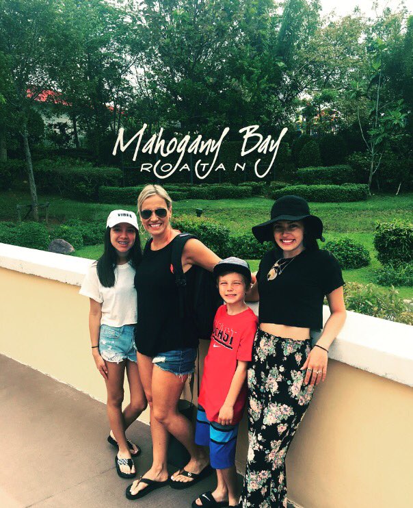 SavyHayek's tweet photo. Happy national siblings days to the best siblings ever ❤❤ https://t.co/15plxDFTVQ