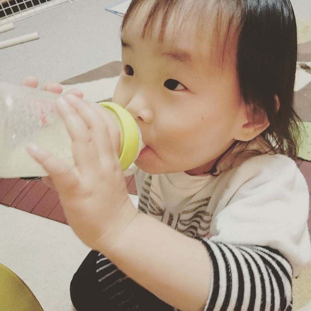 Marie Kobayashi Sur Twitter 赤ちゃん返り 赤ちゃんが哺乳瓶でミルクを飲んでるのを見たからか 家に帰ってから これでのむ と哺乳瓶引っ張り出してきた 中身は牛乳 でっかい赤ちゃん ちゅぱ子 2歳 2years T Co Rnegfosm T Co P3yqqddj5d