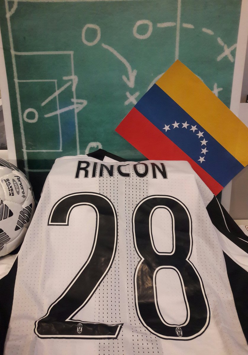 DTVTotal's tweet photo. ¡RT! Si quieres ganarte la camiseta del gran Tomás Rincón. A escribir MUCHO a #FUTBOLTOTALDIRECTVRincon ¡Vamos! https://t.co/TfdUbTkWZN