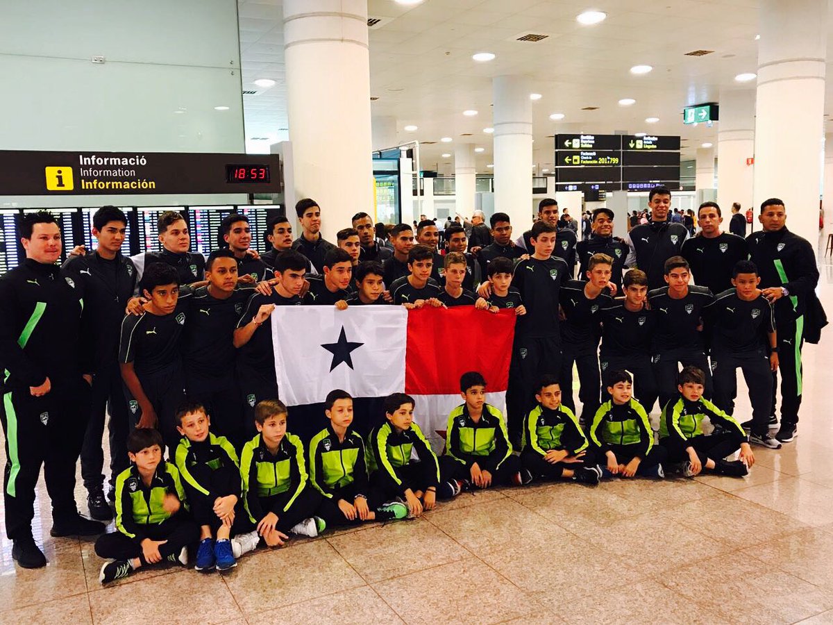 BorowskyFelipe's tweet photo. Algunos fotos de nuestro equipo en Barcelona.
Mic cup 2017
#cdefc
Categorías u12,u14 y u19.
Seguimos trabajando en el fútbol base. https://t.co/79xLq4spEI