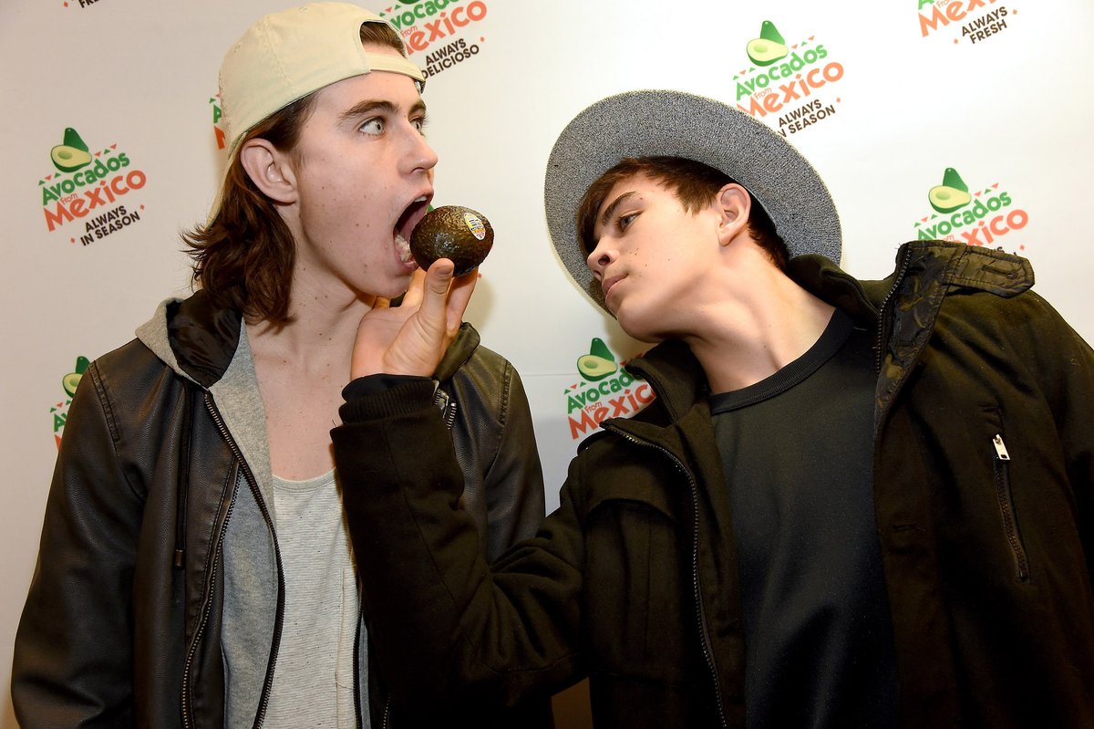 Jonathan_Glz97's tweet photo. Celebrating #NationalSiblingsDay with @Nashgrier &amp; @HayesGrier of course! 💙... https://t.co/OOQ2LESAgU by #manelikaislin via @c0nvey https://t.co/P0EvJVTWKO