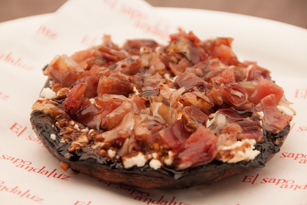 Todo el sabor de España lo trae <a href="/elsapoAndaluz/">El Sapo Andaluz</a> , prueba este portobello con jamón serrano y queso de cabra