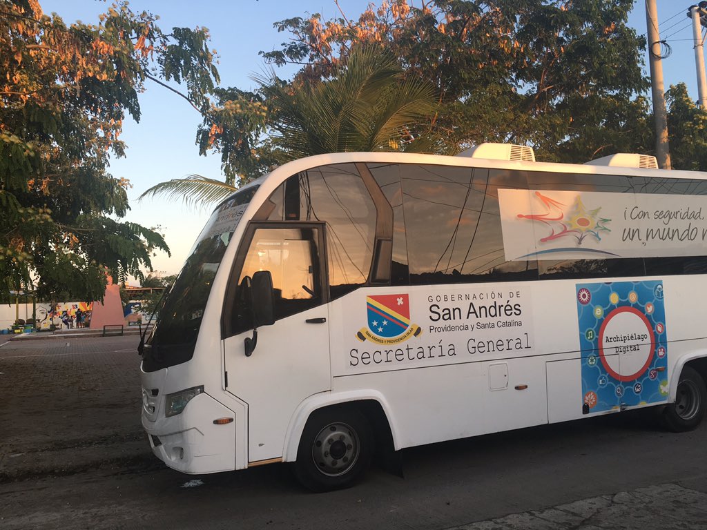 Aula móvil 🚎🚎sector Schooll  house 💻💻  capacitaciones ,  internet y mucho más del mágico mundo de las TIC <a href="/GobernacionSai/">GobernacionSAI</a> <a href="/AlainManjarres/">Alain Manjarres</a>