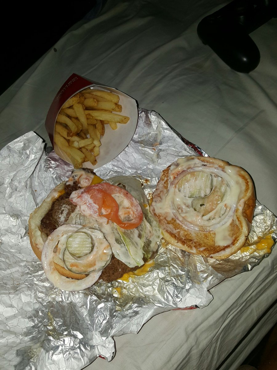 GenovaSan's tweet photo. @Wendys wtf are your employees doing...!? https://t.co/mGg4M1SoH4