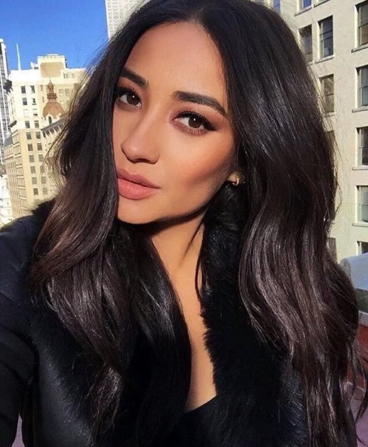 Hoje a Atriz SHAY MITCHELL (Emilly de PLL) Completa 30 anos...  HAPPY BIRTHDAY SHAY MITCHELL 