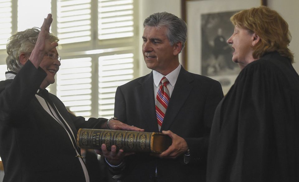 aldotcom's tweet photo. PHOTOS: Kay Ivey takes oath as Alabama's 54th governor https://t.co/fZdntgGmoy https://t.co/5rstWxge2y