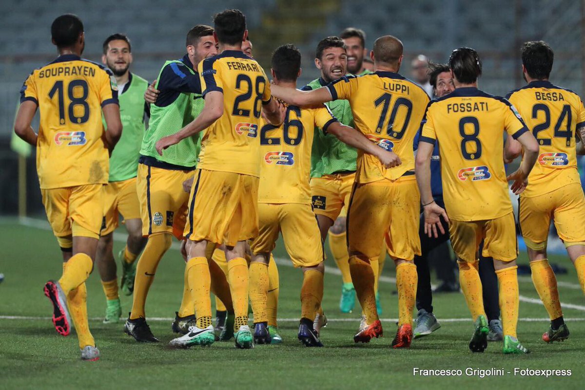HellasVeronaFC's tweet photo. Gli scatti piรน belli di #NOVVER 2๏ธโฃ-2๏ธโฃ
Clicca qui per la gallery completa โก๏ธ https://t.co/YwWVF0qUwY https://t.co/QKHs44x467