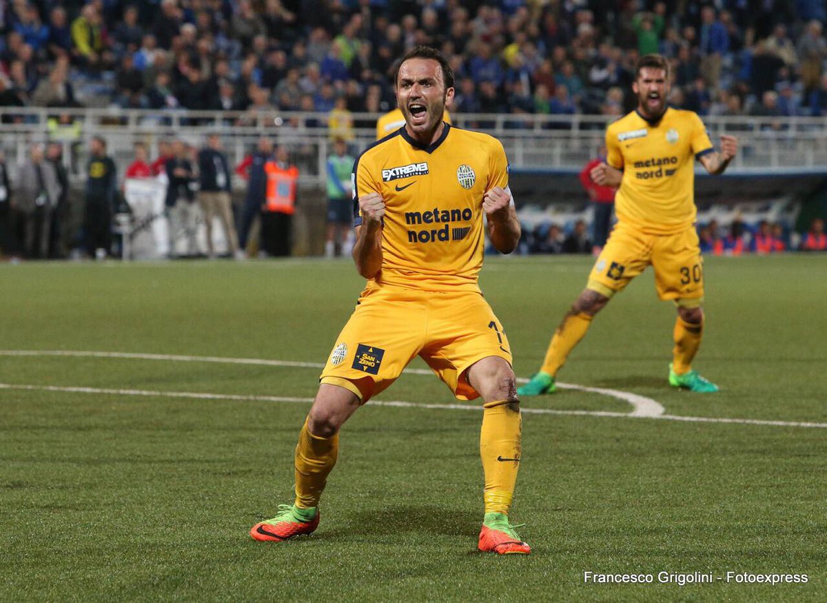 HellasVeronaFC's tweet photo. Gli scatti piรน belli di #NOVVER 2๏ธโฃ-2๏ธโฃ
Clicca qui per la gallery completa โก๏ธ https://t.co/YwWVF0qUwY https://t.co/QKHs44x467