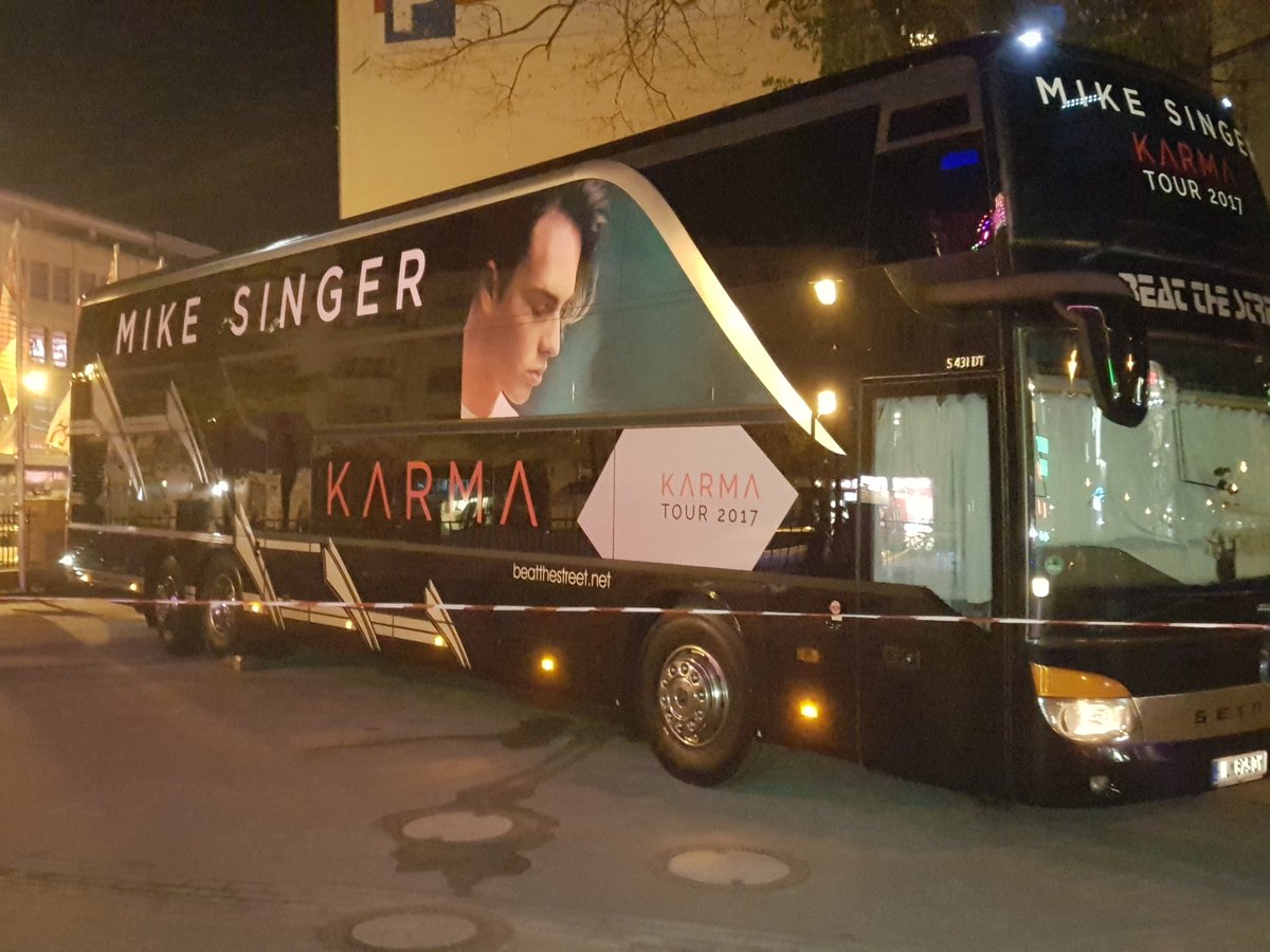 StefanWinOO7's tweet photo. @miikesinger War schon'nen gelungenes Konzi, aber nix vom V.I.P.-#Merch abbekommen. 😢
#MikeSinger #TeamSinger #MS #Mikinator #Karma #Berlin https://t.co/EMrNKhZEZv
