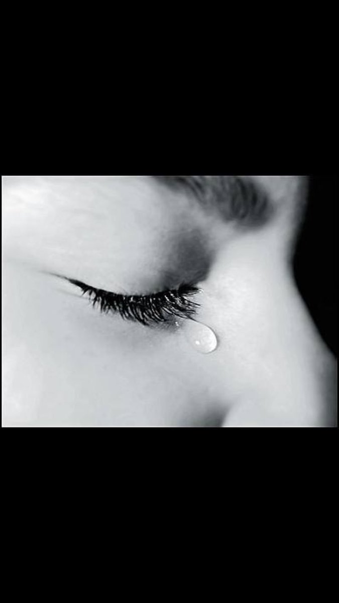 الدمع والحبر مجتمعه على اوراقي

        ساعات واقلب الصفحة واجددها

يادمعة الحزن مامليتي فراقي

         عيني جرحها السهر والدمع زايدها💧