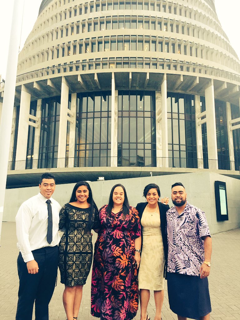 Handle the Jandal accepting the "NZ youth group award" at the NZ youth awards 2017😊 #htjspeakup #beehive #wellington @KoAwatea <a href="/DianaDowdle/">Diana Dowdle</a>