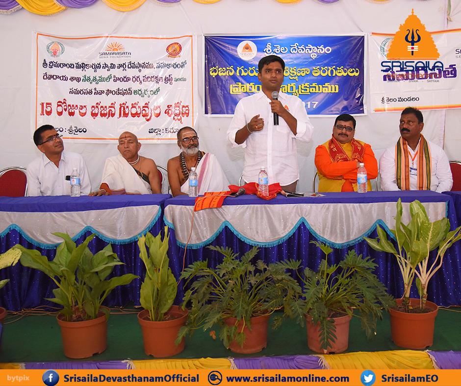 SrisailaTemple's tweet image. Starting of bhajana classes
#Srisailam #Cultural_classes #Traditional #Hindutemple
