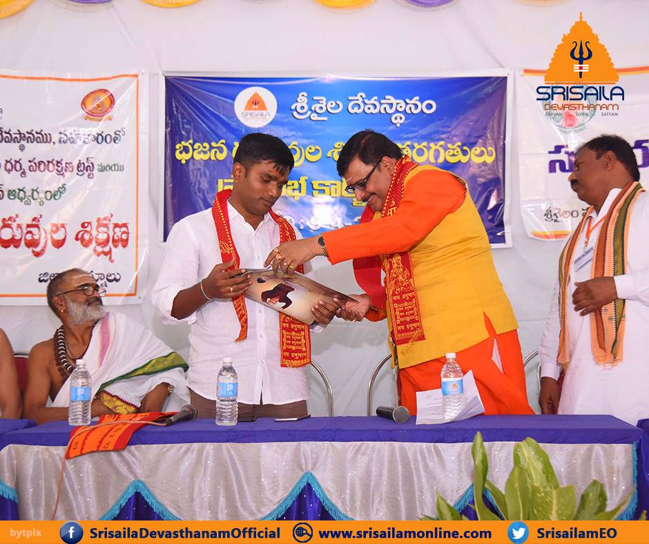 SrisailaTemple's tweet image. Starting of bhajana classes
#Srisailam #Cultural_classes #Traditional #Hindutemple