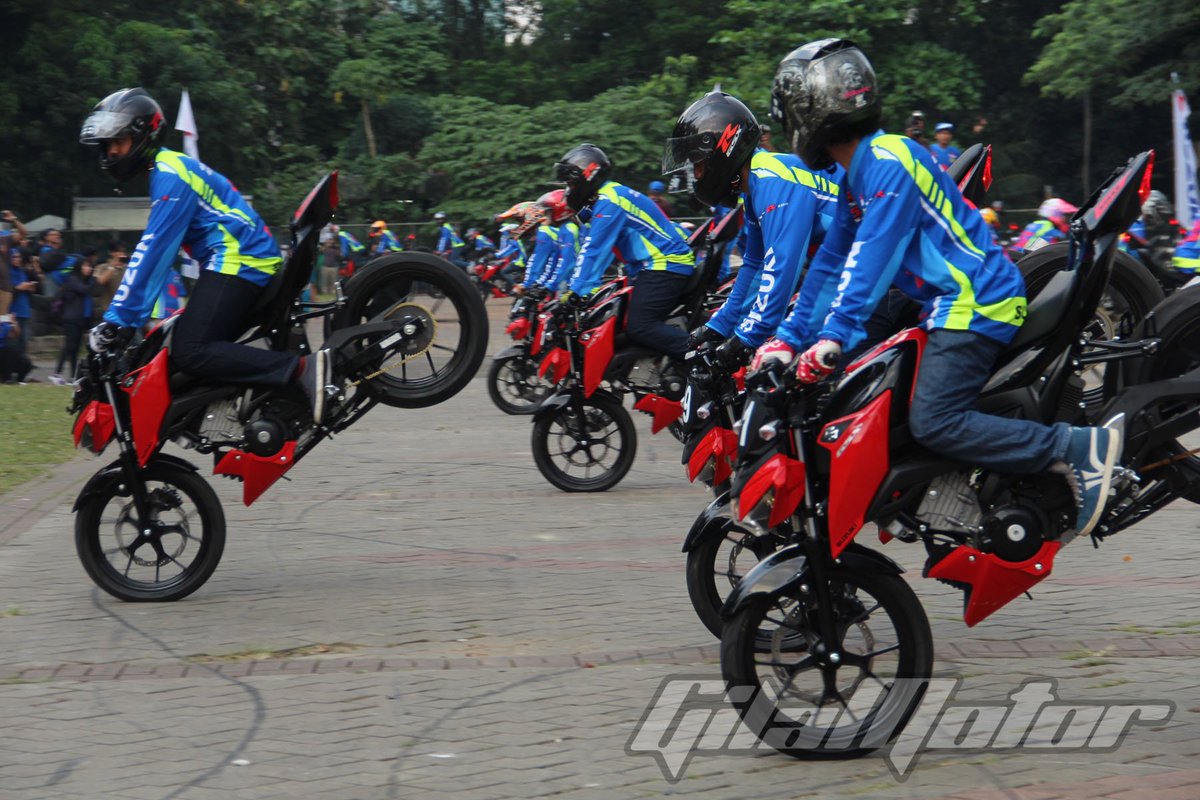 Suzuki pecahkan rekor MURI freestyle 50 orang secara bersamaan.