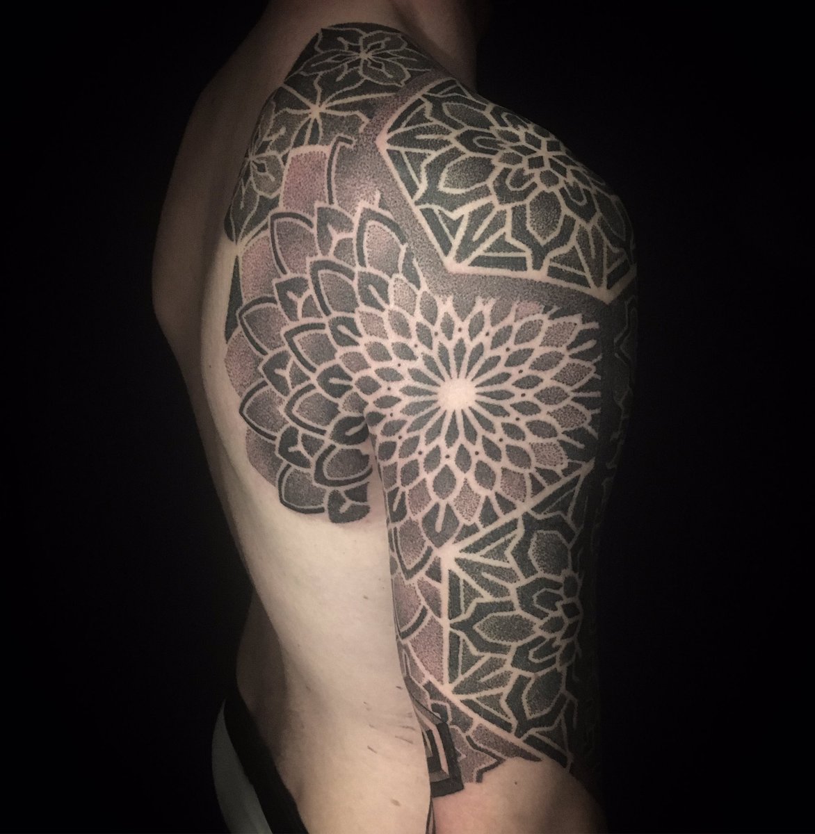 jp_mottin's tweet photo. Des petits points @Easytattoo #easytattoo #blackwork https://t.co/S52ZKPlU5j