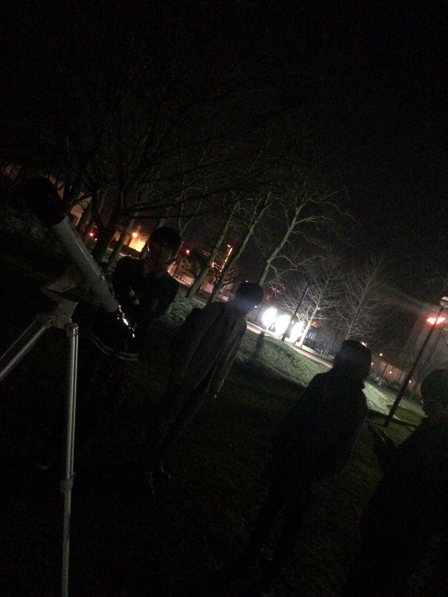 北海道科学大学 天文部 昨日は月と木星の観測をしました 倍率45倍の望遠鏡を使用したので 木星はあまり大きくは見えませんでしたが笑 ちなみに月は満月直前で 今日が満月です