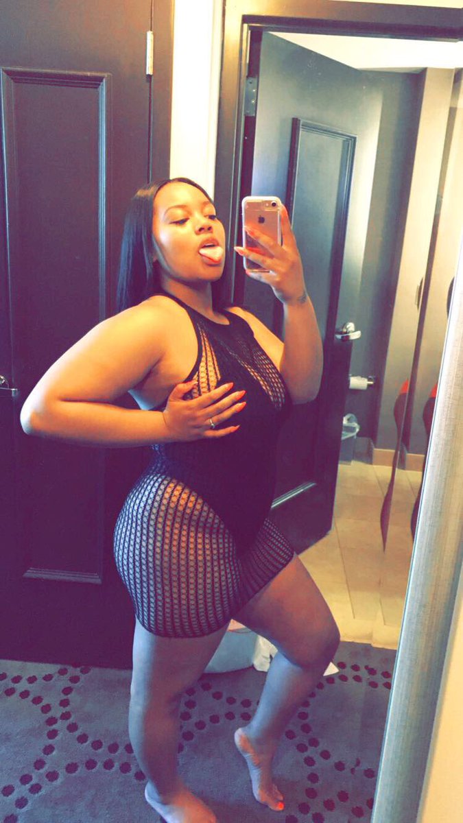 _yeezustaughtme's tweet photo. LIKE I SAID, if I ain't the hottest on the block then who is 😋#blackbeach https://t.co/PQ2xutwnNk