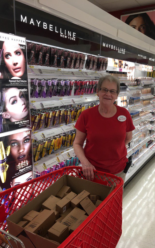Kunsman's tweet photo. Karen is on π₯ in cosmetics! #keepingitfull #T171Rocks #Iβ€οΈMyTeam @dmasin88 @luta_o @TGTMichaellarso @marymacaskill https://t.co/xEkkDdB1BU