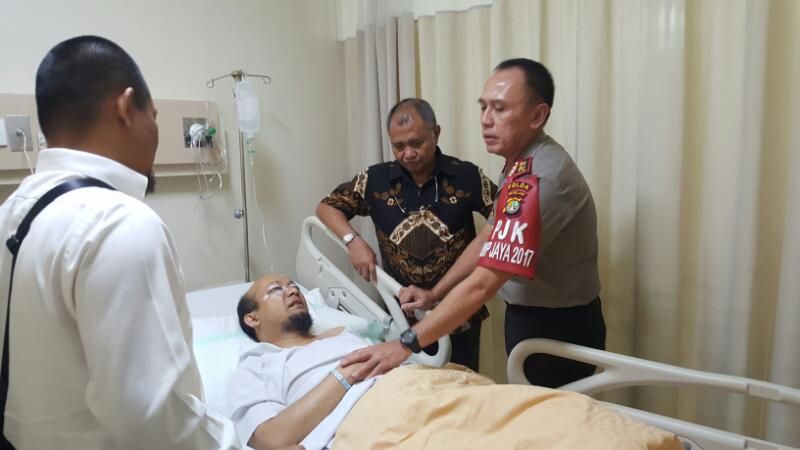 Koordinator <a href="/sahabatICW/">SAHABAT ICW</a> <a href="/AdnanTopan/">adnan topan husodo</a>: Teror terhadap <a href="/nazaqistsha/">novel baswedan</a> berkaitan dengan kasus #eKTP. bit.ly/2pnBUR1