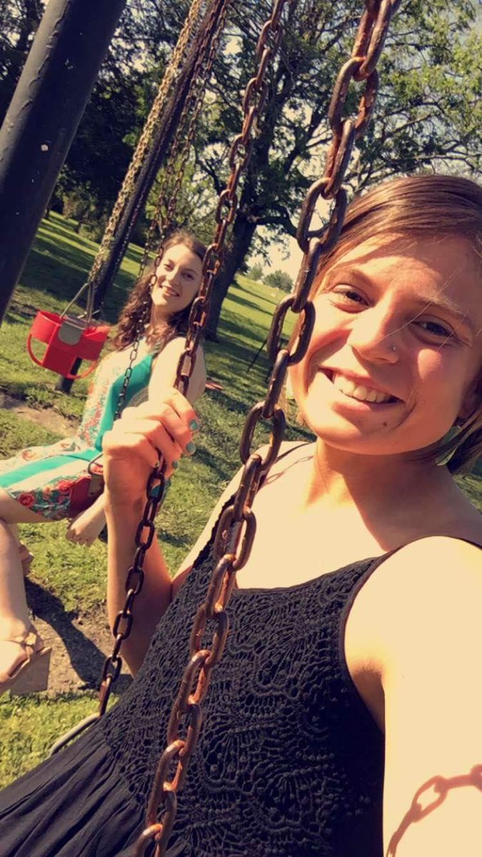 RandaaLandry's tweet photo. #NationalSiblingsDay love you auds!!😊 @AudreyyL19 https://t.co/UggC3zKhTF