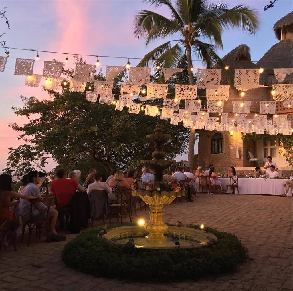 miaverdoorn's tweet photo. Golden Hour in Mexico. Perfect Wedding vibes 💍🇲🇽��👌🏼#nofilter #isthatsunsetforreal #yesitisreal https://t.co/GTXI6vmoMF https://t.co/WPlioQ2qAJ