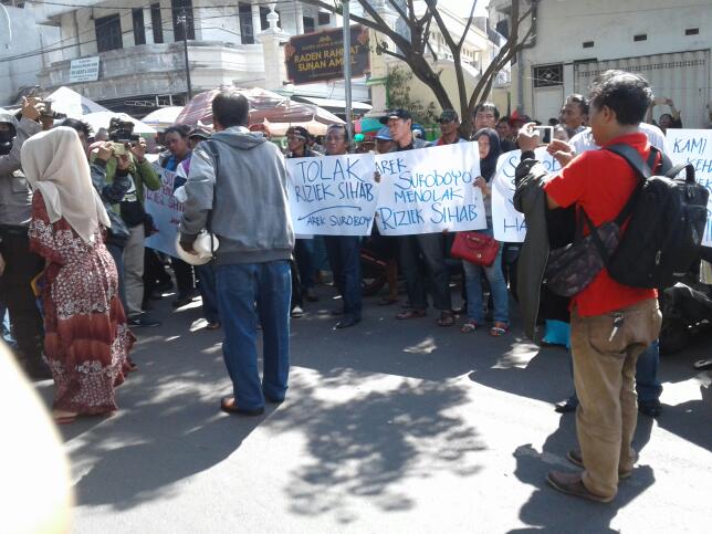 PlanetSantri's tweet photo. Tolong jangan menyulut amarah kami! Kami juga bisa marah. Kami juga manusia. Kami tidak seperti yg ada di #IklanJahatAhok https://t.co/RqghWSvFtU