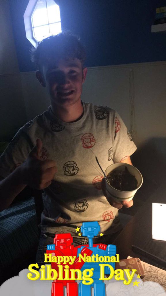 kberndt_'s tweet photo. @dorisberndt @killjonathon @JaronTalley Bring him ice cream and this is how he treats me smh 😕😫😡😭 https://t.co/mxnVPHql5q