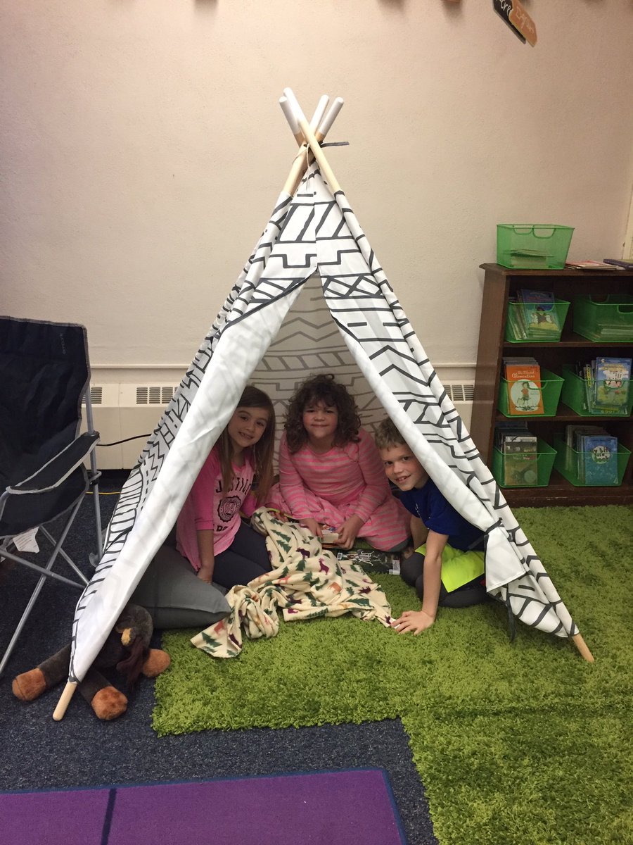 A few friends enjoying our newest reading spot! ☺️#HaleToday <a href="/principalfitz5/">Ryan Fitzgerald</a>