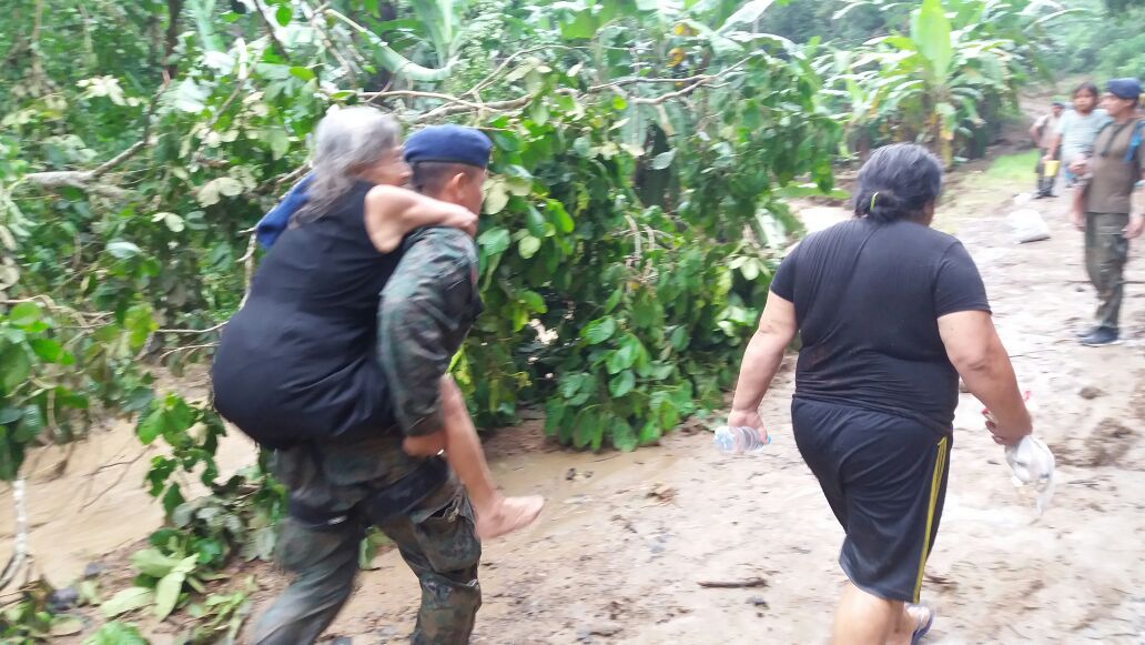 FFAAECUADOR's tweet photo. #FFAA en apoyo a otras instituciones del estado (SGR) en la evacuación de familias afectadas por las inundaciones Manabí cantón Jipijapa https://t.co/LA78u9u5sh