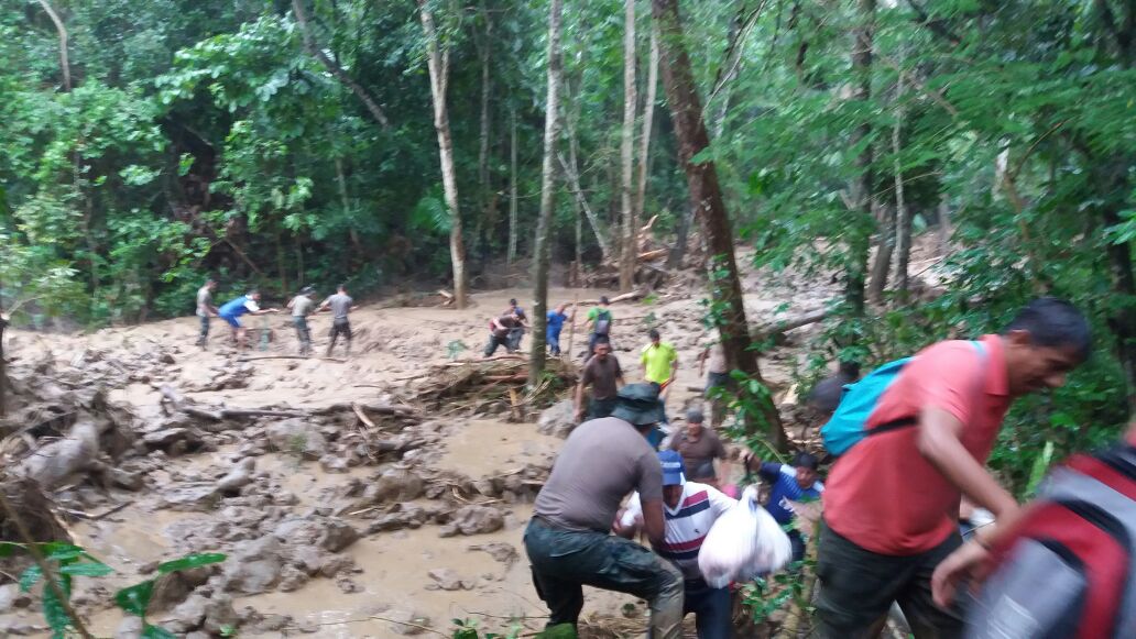FFAAECUADOR's tweet photo. #FFAA en apoyo a otras instituciones del estado (SGR) en la evacuación de familias afectadas por las inundaciones Manabí cantón Jipijapa https://t.co/LA78u9u5sh