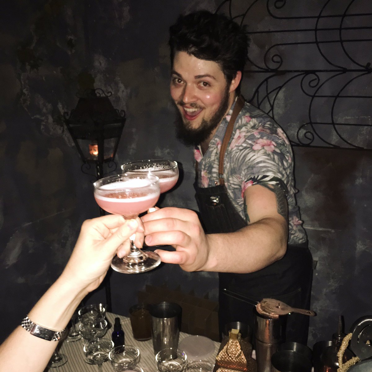 britgarrison's tweet photo. Cheers to the winner of #WaroftheRoses... @jackroseindc's @dramby_bixby! 🌹That rose basmati syrup killed it 🙌 #event2 #rosecocktail https://t.co/1okFmInEjv