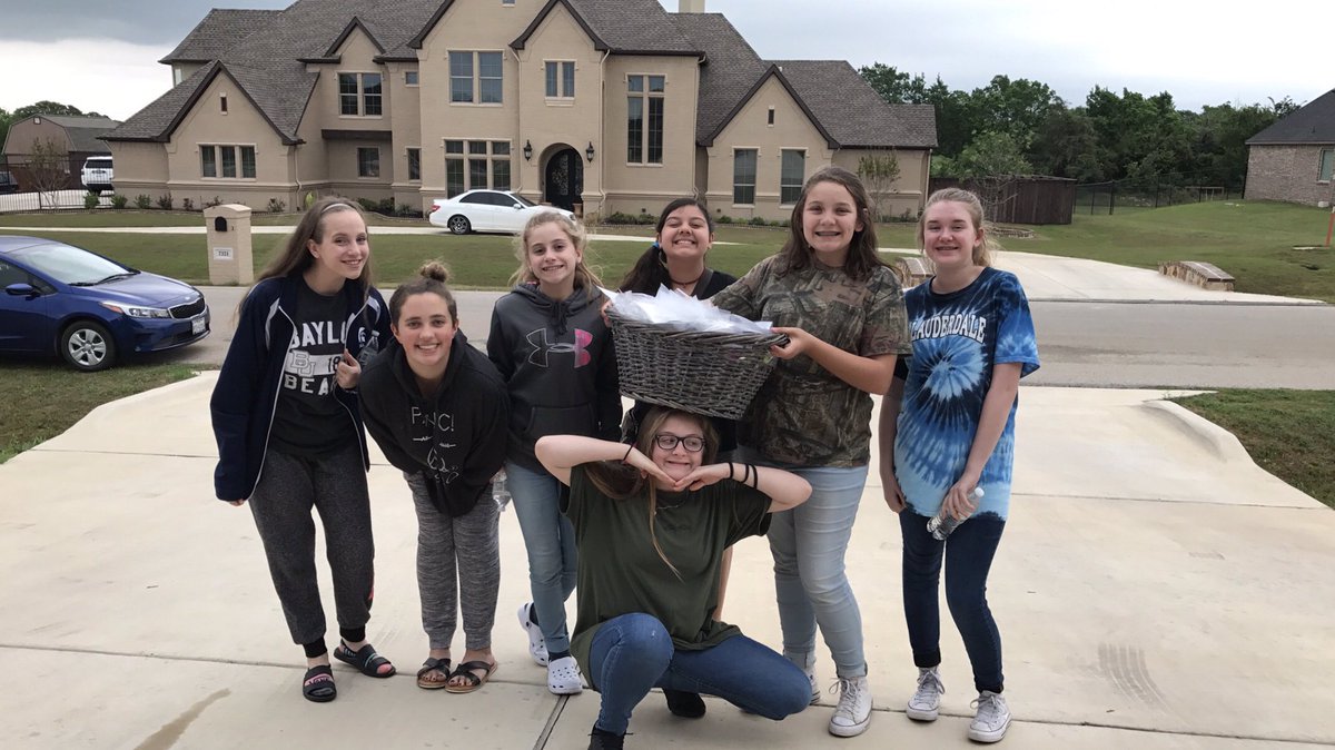 VeroLizette_'s tweet photo. Egged the neighborhood with some of my favorite girls💜 #EasterInvites #TCALisHome #7thand8thgradegirls #SmallGroup #LoveYourCommunity https://t.co/JY6HysWSq2