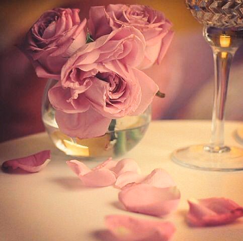 وإنَّ ضاقت بِكَ ؛ 
فتيقن أنَّ الله هو اللطيف وسيُطمئِن قلبّك..

 صباح الخير🌸