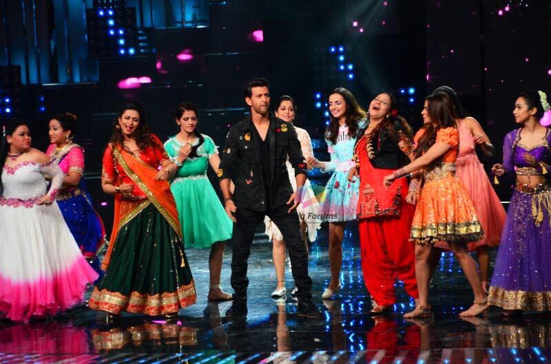 India Forums (@indiaforums) on Twitter photo .<a href="/iHrithik/">Hrithik Roshan</a> on the sets of #NachBaliye8😍
Can't get any better than this❤️
RT if you are excited for this episode .<a href="/iHrithik/">Hrithik Roshan</a> on the sets of #NachBaliye8😍
Can't get any better than this❤️
RT if you are excited for this episode