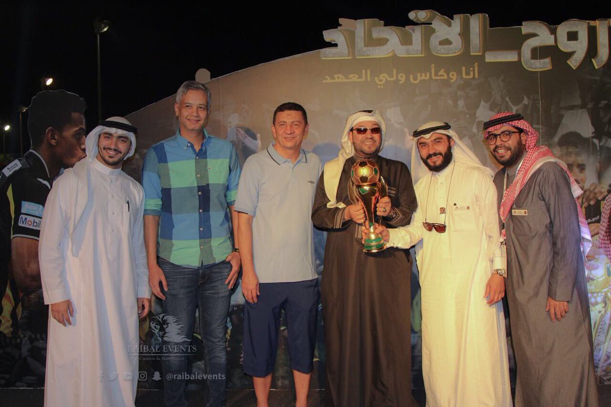 RaibalEvents's tweet photo. صورة مع الكأس تجمع مدرب الحراس علاء رواس وشاعر الاتحاد فؤاد ينبعاوي والمدير التنفيذي لمتجر #بروتيم و #raibalteam
انا #روح_الاتحاد
#متحف_ال90 https://t.co/wKi9PHHfoH