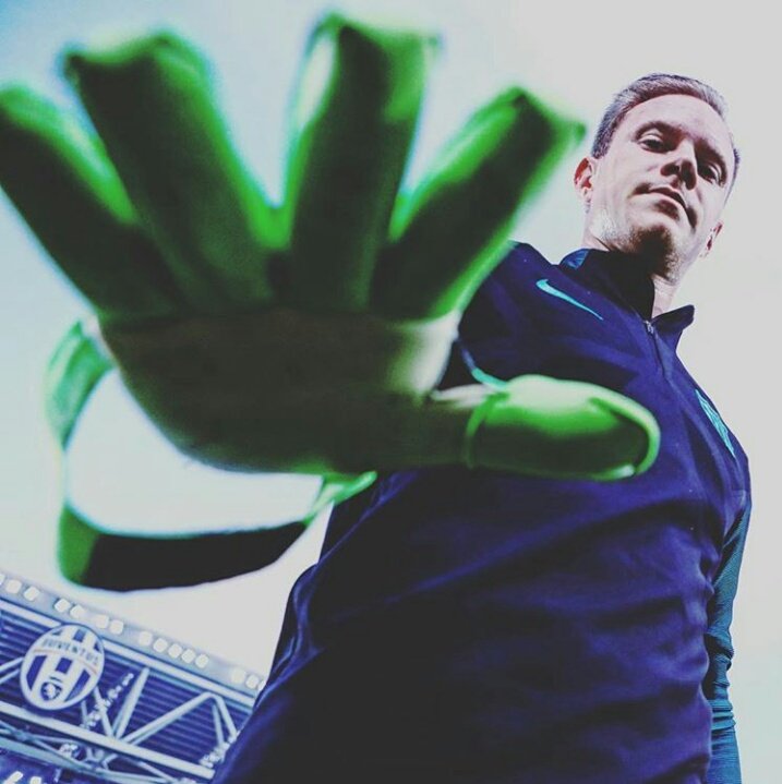 Tuh kata Terstegen jg 5 Gol buat nanti malam..😁
