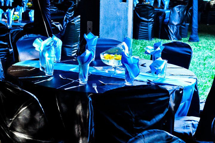 WeddeventsByKui's tweet photo. Royal Blue never let anyone down. #BlackandlBlueTheme
#Centrepiece 
#ClearVase 
#EventsByKui https://t.co/rR33KyfIaK