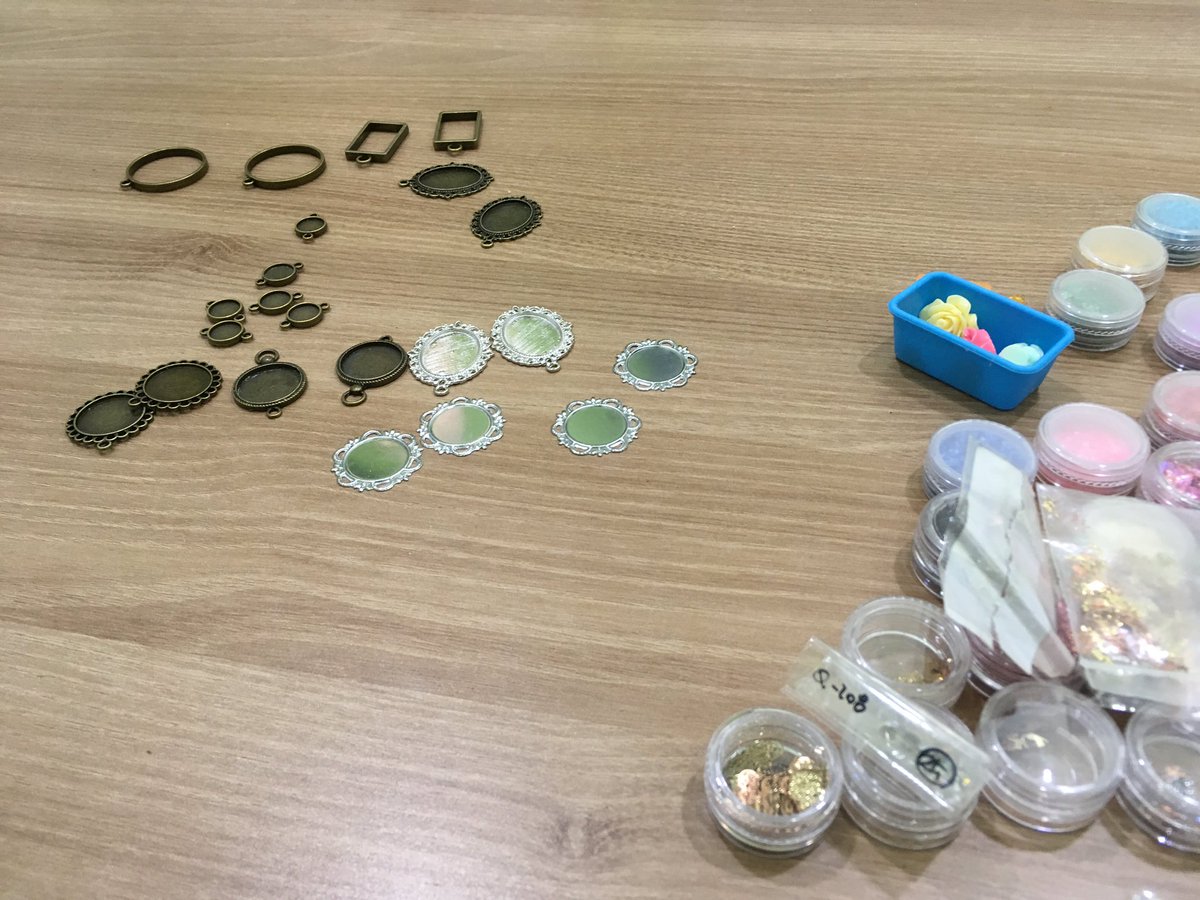 오늘은 레진 공예 출장강의 모드입니다. =)