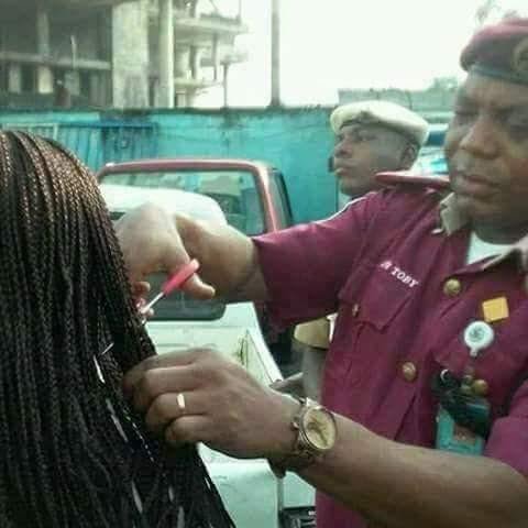 Photos: FRSC Rivers state commander cuts off hair extensions of female members dlvr.it/Ns9G2B